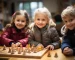 Drei Kinder spielen in einem Klassenzimmer Schach mithilfe von Montessori-Lernspielen.