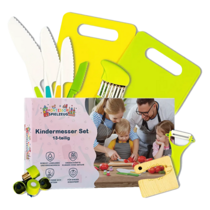 Das Couteau Enfant - Ensemble de Cuisine 13 pièces ist ein sicheres Küchenmesserset für Kinder, das grüne Werkzeuge enthält, darunter ein Couteau Enfant, zwei Schneidebretter, Messer, einen Schäler und einen Handschutz. Die Verpackung zeigt fröhliche Kinder beim Kochen. Geeignet für Kinder ab 2 Jahren.