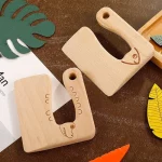 Ein Set aus Holzspielzeug mit Blättern und Blättern darauf.