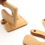 Eine Person hält ein Paar Holzstäbchen.