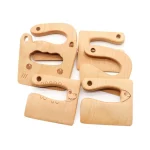 Eine Reihe von Holzspielzeugen mit einem Holzgriff.