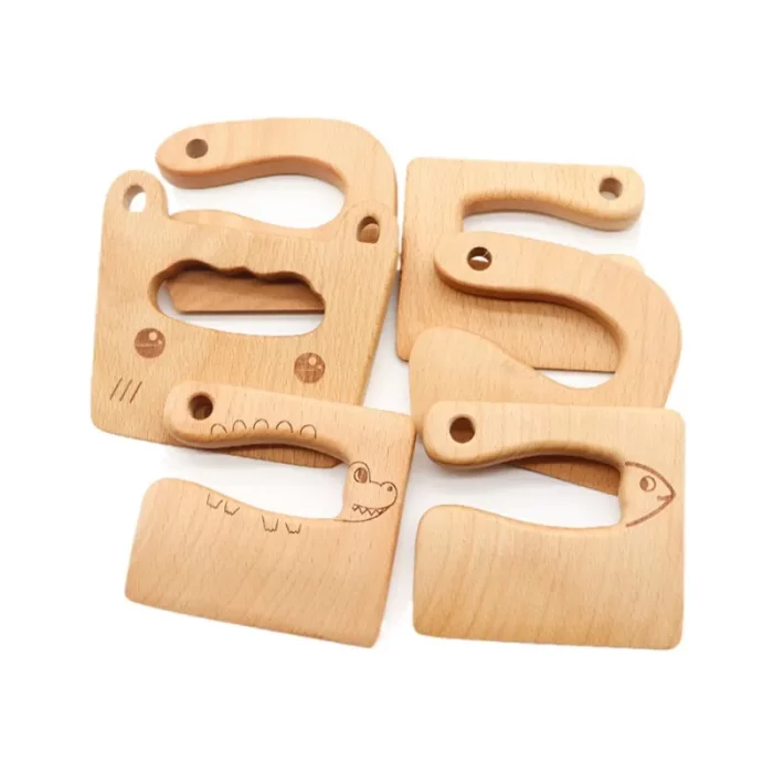 Eine Reihe von Holzspielzeugen mit einem Holzgriff.