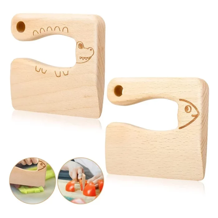 Ein Holzmesser mit einem Fisch darauf.