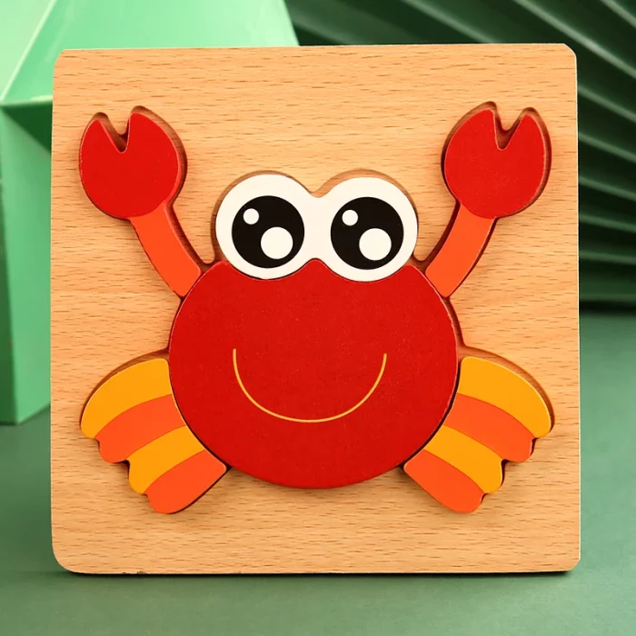 Ein Holzpuzzle mit einer roten Krabbe darauf.