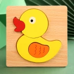 Ein Holzpuzzle mit einer Gummiente darauf.