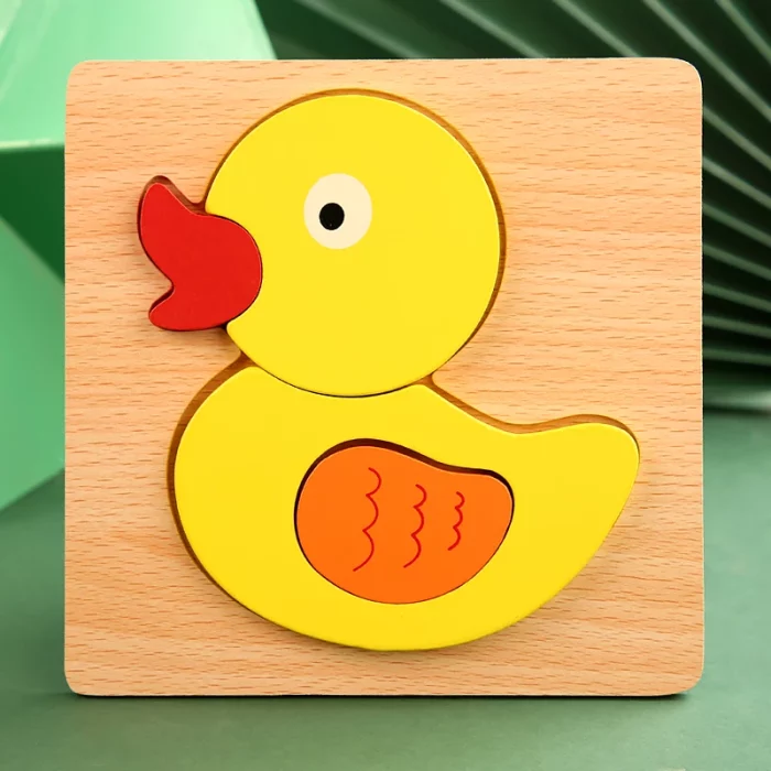 Ein Holzpuzzle mit einer Gummiente darauf.