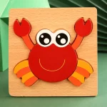 Ein Holzpuzzle mit einer roten Krabbe darauf.