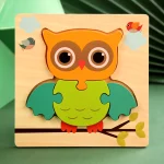 Ein Holzpuzzle, das eine Eule darstellt, die auf einem Ast sitzt.