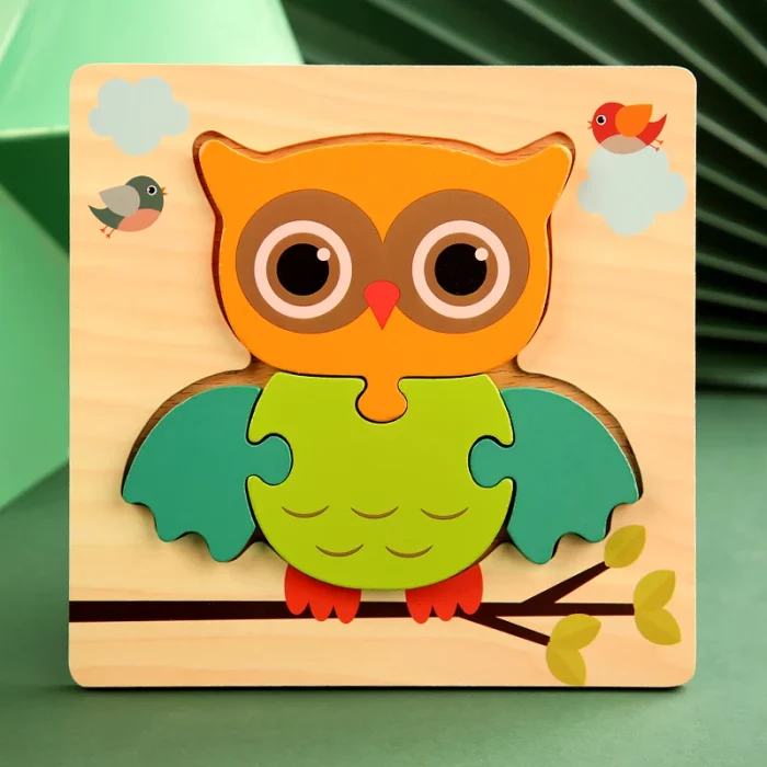 Ein Holzpuzzle, das eine Eule darstellt, die auf einem Ast sitzt.