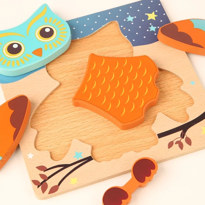 Ein Holzpuzzle mit einer Eule darauf.