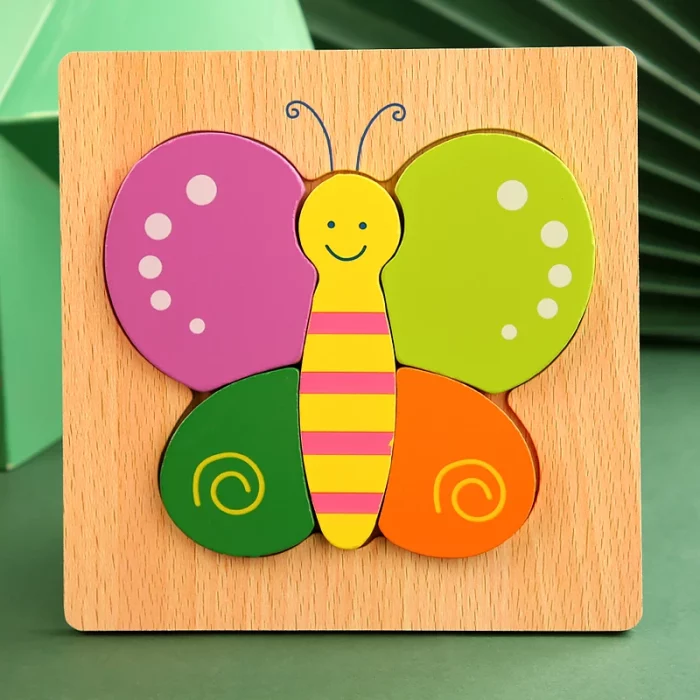 Ein Holzpuzzle mit einem bunten Schmetterling darauf.