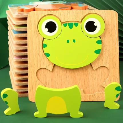 Ein Holzpuzzle mit einem Frosch darauf.