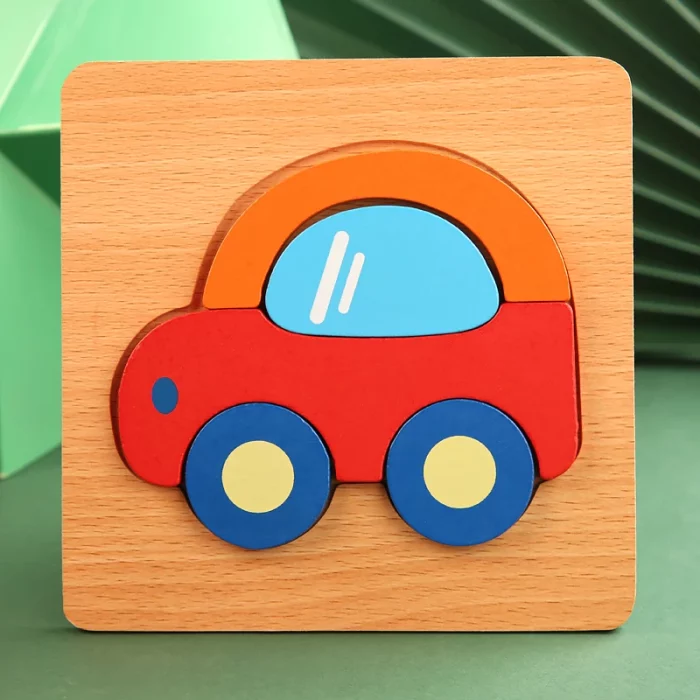 Ein Holzpuzzle mit einem Auto darauf.