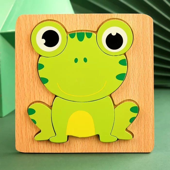 Ein Holzpuzzle mit einem grünen Frosch darauf.