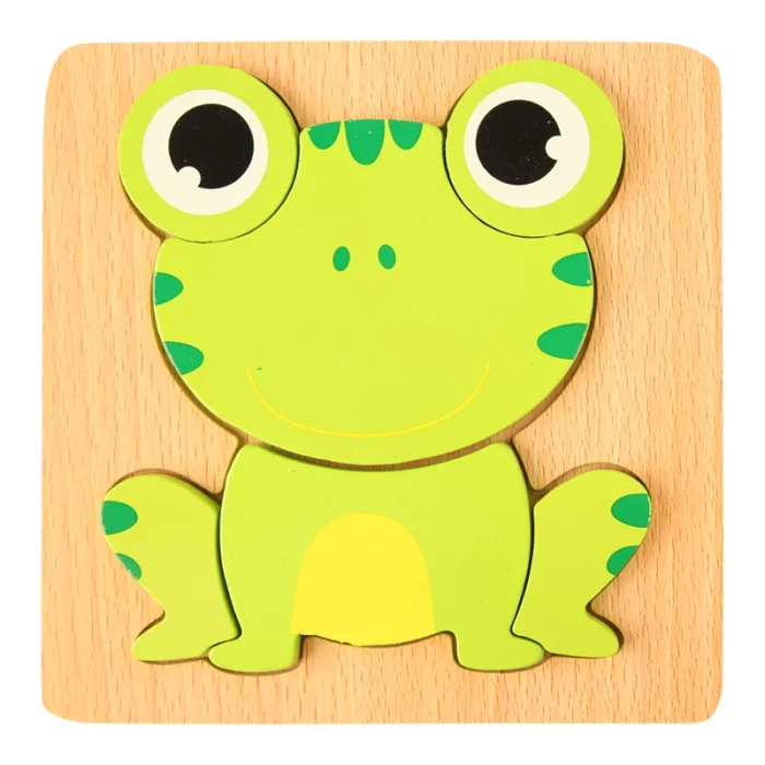 Ein Holzpuzzle mit einem grünen Frosch darauf.