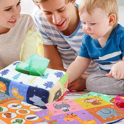 Eine Familie mit einem Baby schaut sich eine Kiste mit Spielzeug an.