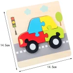 Ein Holzpuzzle mit einem Auto darauf.