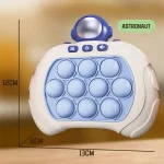 Eine QuickPush-Fernbedienung - Spielzeug für Reflexe, Schnelligkeit und Gedächtnis ab 3 Jahren in blau und weiß mit Knöpfen darauf.