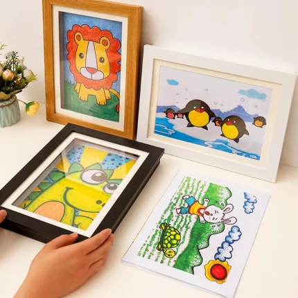 Eine Ausstellung von bunten Tierzeichnungen in A4-Größe in **Rahmen für Kinderzeichnungen - lagern und ausstellen 150 Zeichnungen - Größe A4** auf einem Tisch angezeigt.