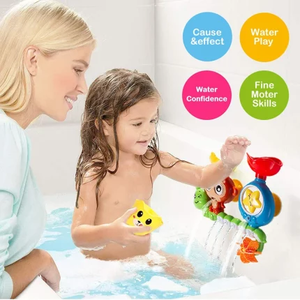 Ein kleines Mädchen spielt mit "Badewannensauger Badewannenspielzeug für Babys" in einer Badewanne.