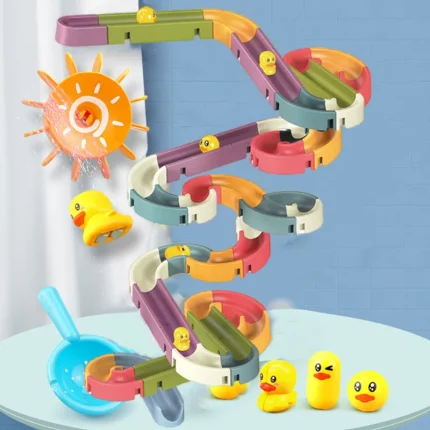 Ein Badespielzeug Rutsche Ente mit Saugnapf Badewanne mit Enten und einer Sonne besetzt.
