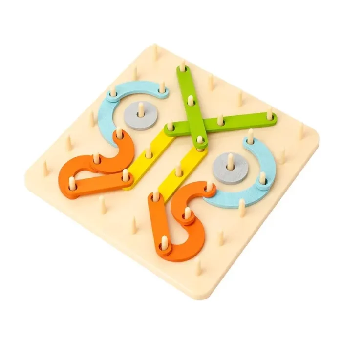 Puzzlespiel aus buntem Holz Montessori-Bauspiel mit variabler Form - Bild zum Kopieren auf weißem Hintergrund.