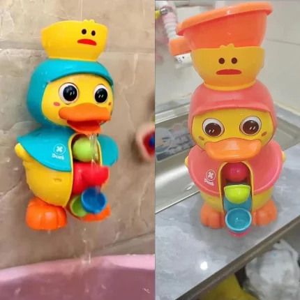 Zwei Fotos von einem Dusch- und Badespielzeug Niedliche Ente mit Saugnapf in einer Badewanne, perfekt für die Badezeit.