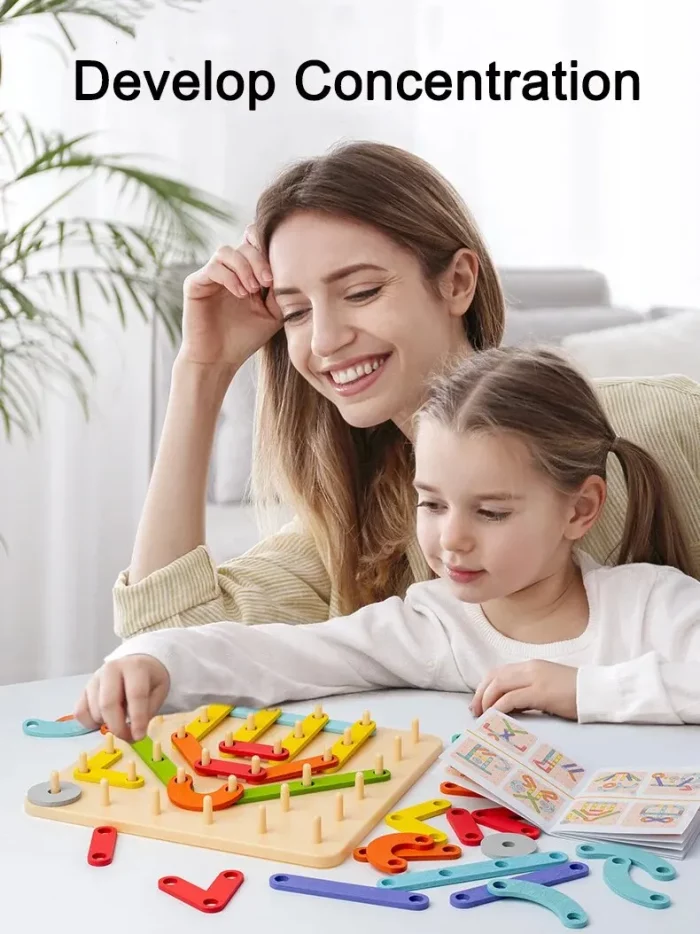 Mutter und Tochter genießen gemeinsam einen "Montessori-Baukasten mit variabler Form - Bild zum Kopieren", der die Konzentration und Aufmerksamkeit fördert.