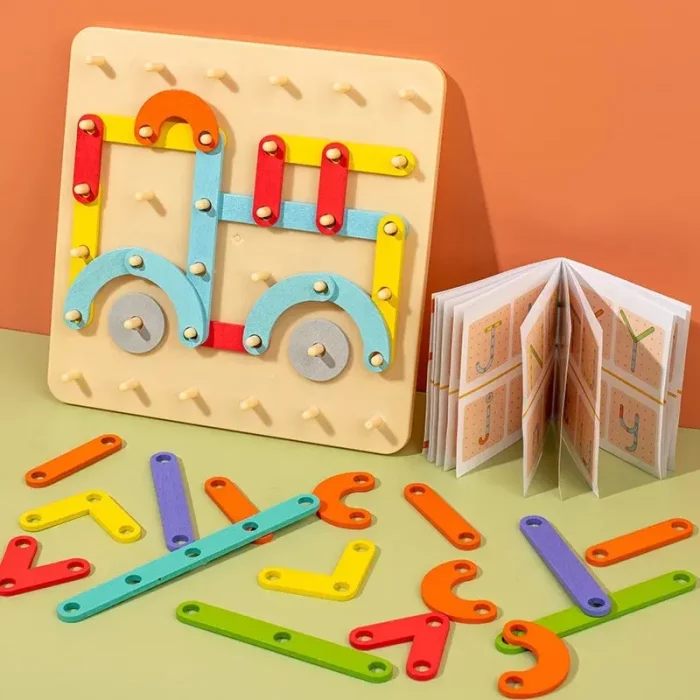 Buntes Montessori-Bauspiel mit variabler Form, bestehend aus Teilen in Form von Buchstaben des Alphabets und einem illustrierten Buch auf zweifarbigem Hintergrund.