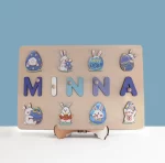 Ein Holzbrett, auf dem das Wort "minna" eingraviert ist.