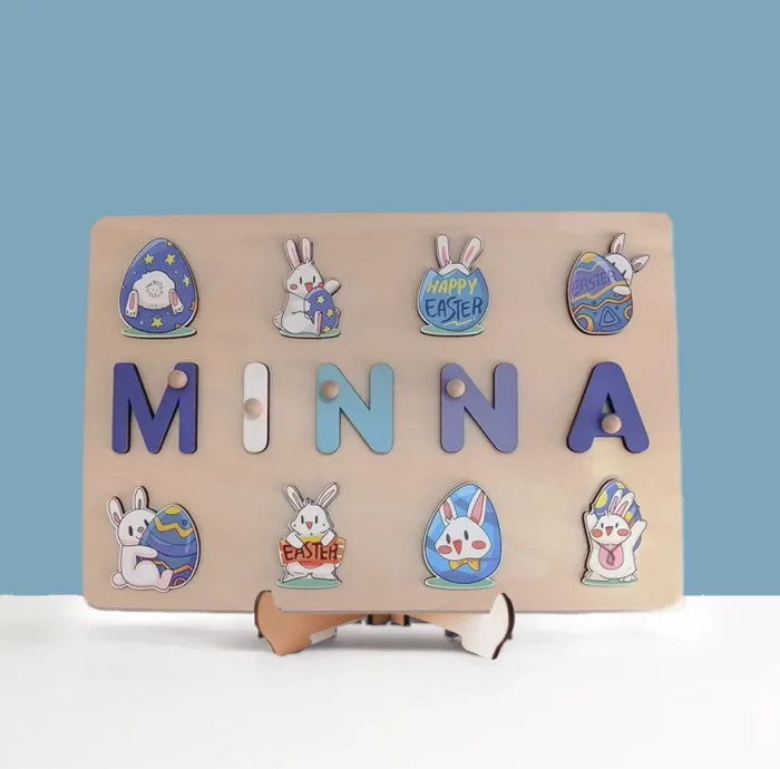 Ein Holzbrett, auf dem das Wort "minna" eingraviert ist.