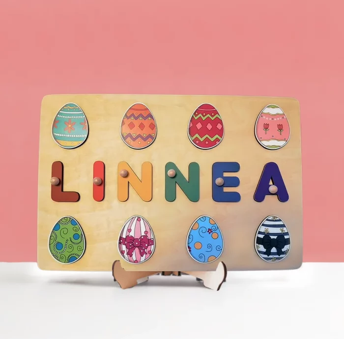 Ein Holzbrett mit dem Wort linna darauf, ein Personalisiertes Puzzle.