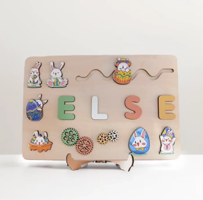 Ein Holzbrett mit personalisierten Charakteren für ein Puzzle in Sonderausgabe.