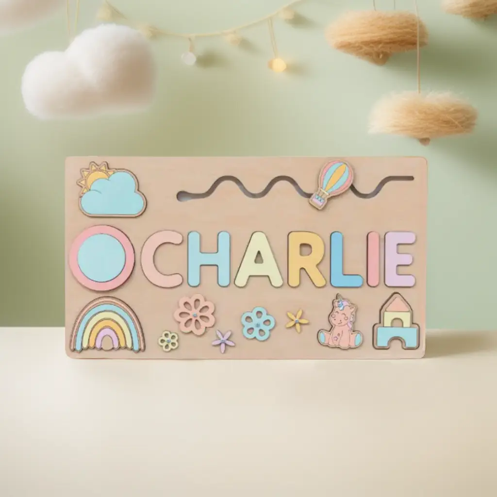 Ein hölzernes Namenspuzzle mit dem Wort "CHARLIE" in Pastellfarben, verziert mit Formen wie einem Regenbogen, einem Heißluftballon und einem Bären, auf einer hellen Oberfläche mit sanftem Wolkendekor im Hintergrund.