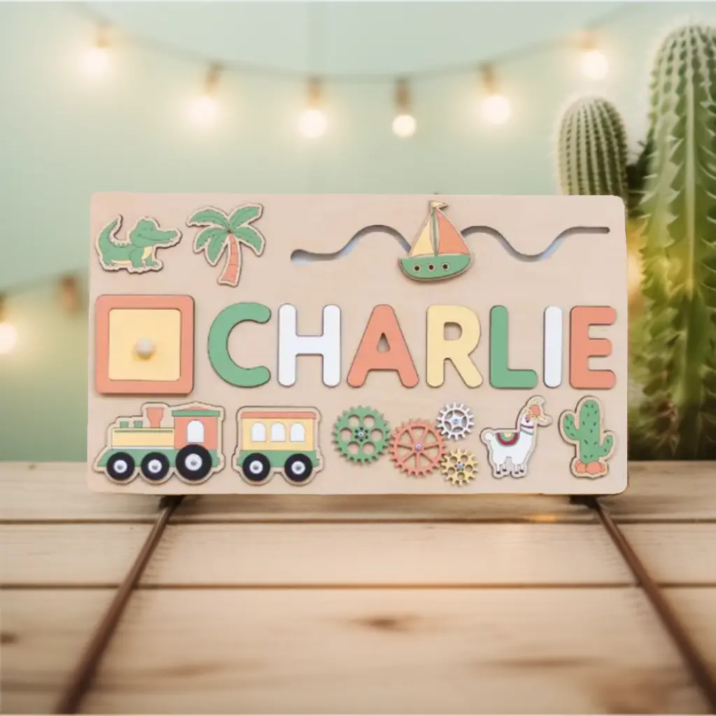 Ein hölzernes Puzzlebrett mit der Aufschrift "CHARLIE" mit bunten Buchstaben, Spielzeugformen und Bildern eines Zuges, eines Kaktus, einer Palme und Zahnrädern auf einer Holzoberfläche mit Lichterketten im Hintergrund.