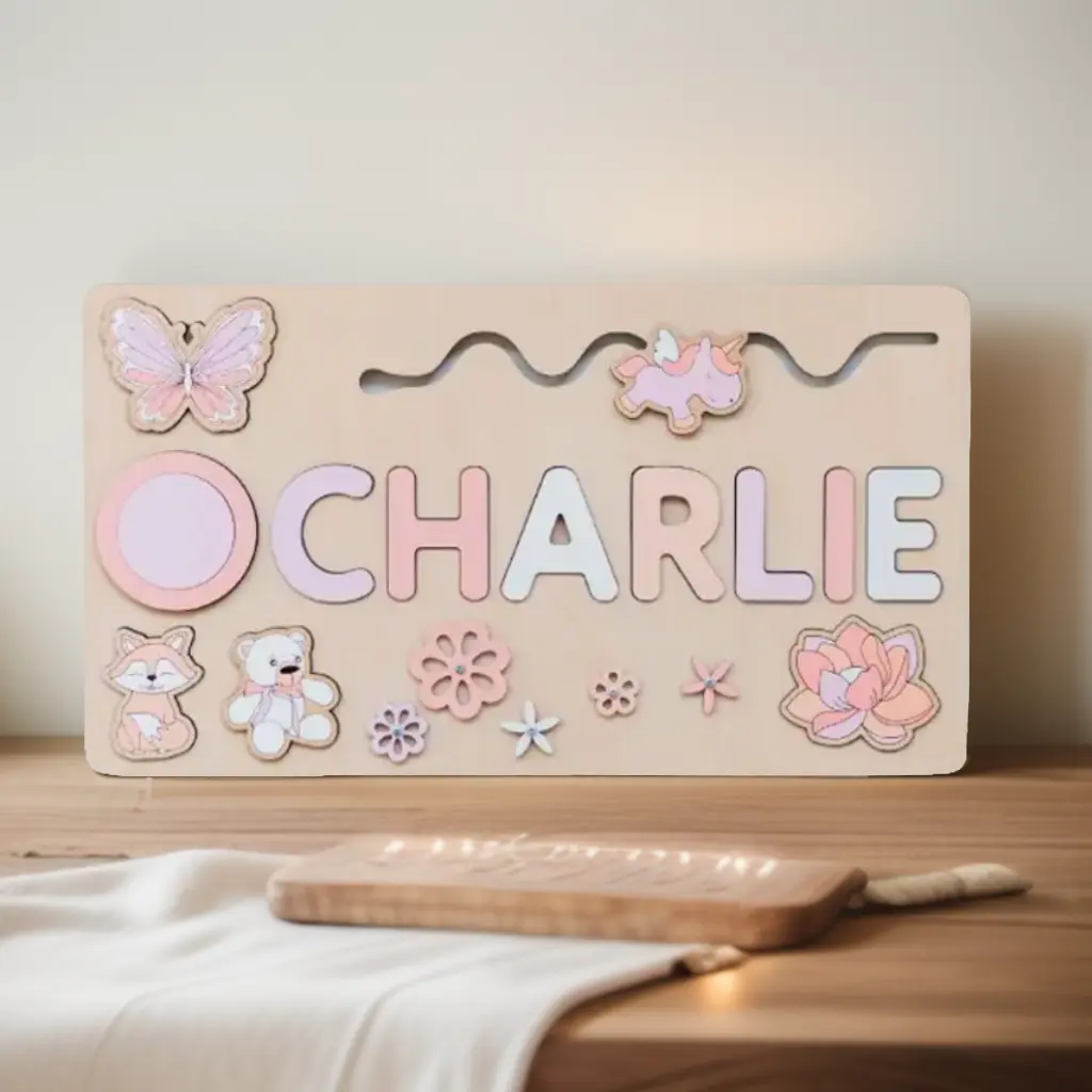 Namenspuzzle aus Holz mit pastellfarbenen Buchstaben, die "CHARLIE" ergeben, verziert mit Tier-, Schmetterlings-, Blumen- und Lotusformen auf einem Holztisch.